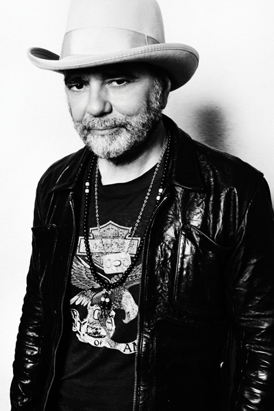 The organic and electronic intermingle on Daniel Lanois' new <i>Flesh and Machine</i>