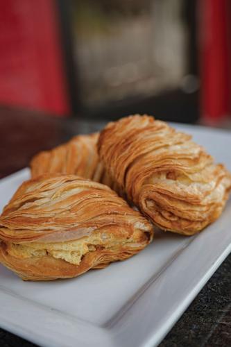 Savarino's Bakery 2023_04 sfogliatelle
