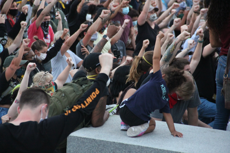 Peaceful Protesters Sing, Chant to Mass of National Guard Members