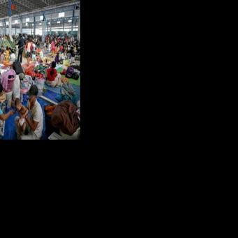 Displaced people at market in Banteay Meanchey province, Cambodia