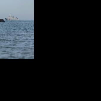 EU lawmakers back 'return hubs' for migrants