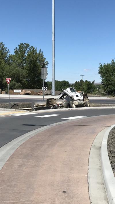 Truck crash causes fertlizer and gas leak near Benton City
