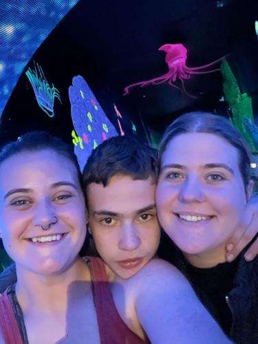 Landyn Yates with his sisters at an aquarium