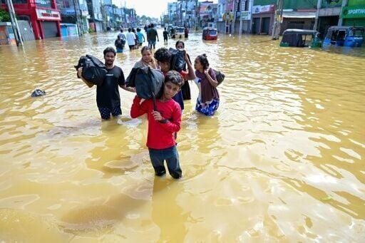 Floods hit Sri Lanka's capital as cyclone deaths top 200 | Northwest & National News | nbcrightnow.com