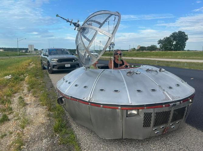 to Earth? Police pull over ‘UFO’ with expired licensed plate