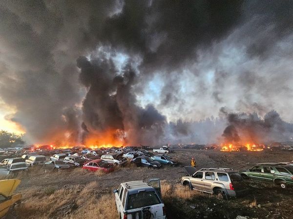 Nob Hill Auto Wrecking fire in Yakima burns 100 wrecked cars