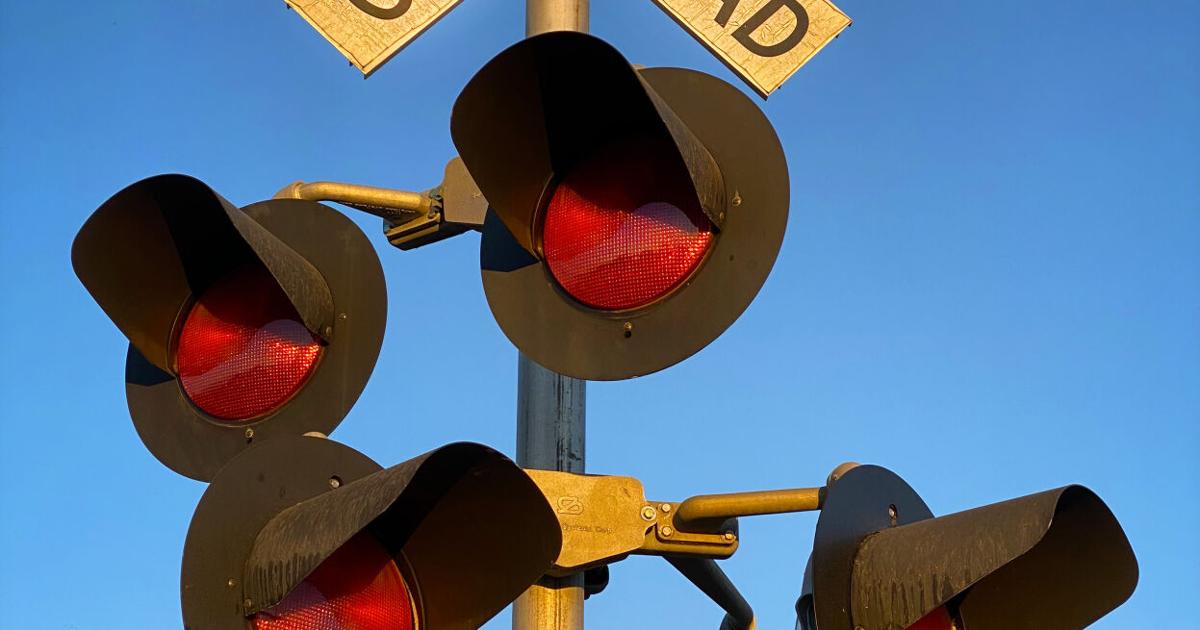 Train blocks road in Kennewick | News | nbcrightnow.com