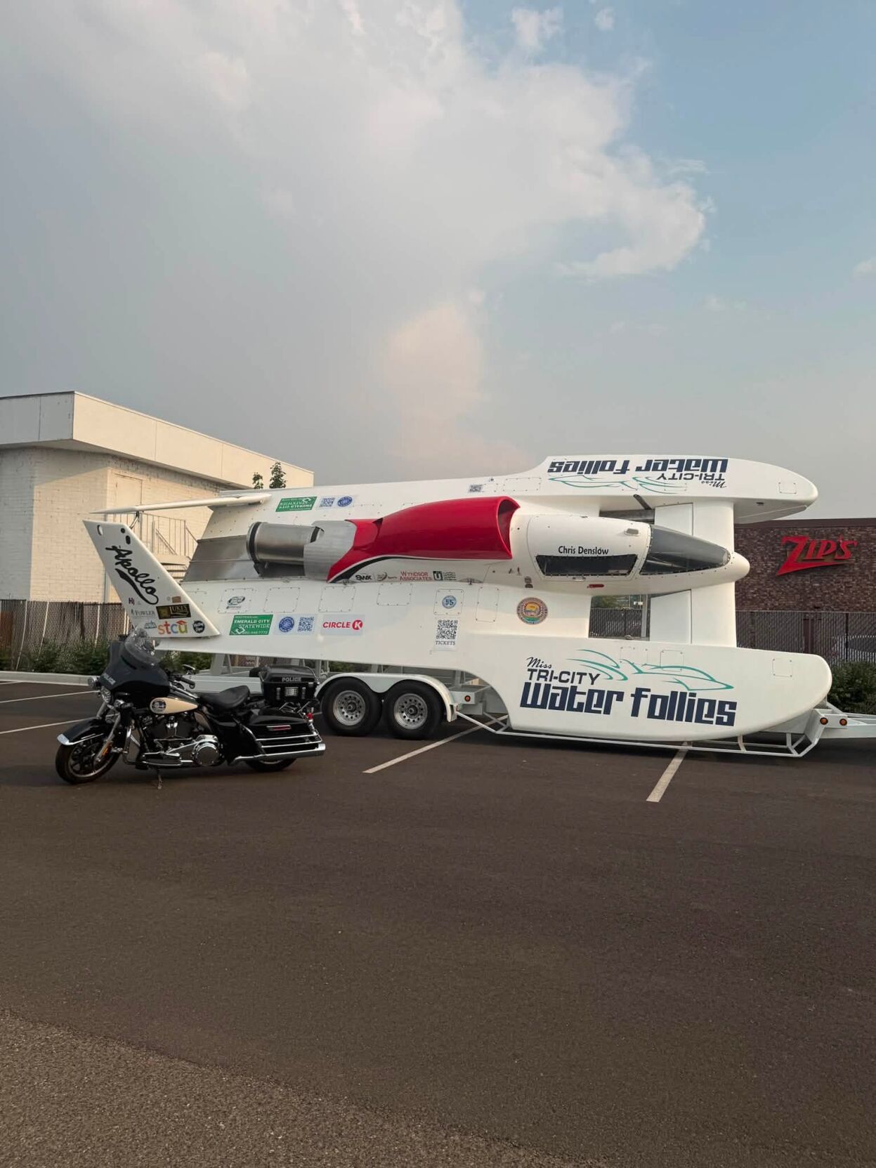 Kennewick police escort hydroplanes into Columbia Park for Water