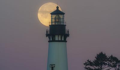 Supermoon-and-lighthouse