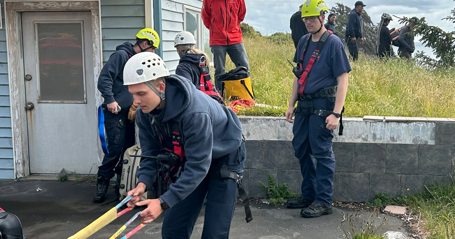 High angle rope rescue along North Oregon Coast cliff Jeremy C. Ruark Lincoln County Leader Jun 8, 2026 Jun 8, 2026 Updated 58 sec ago