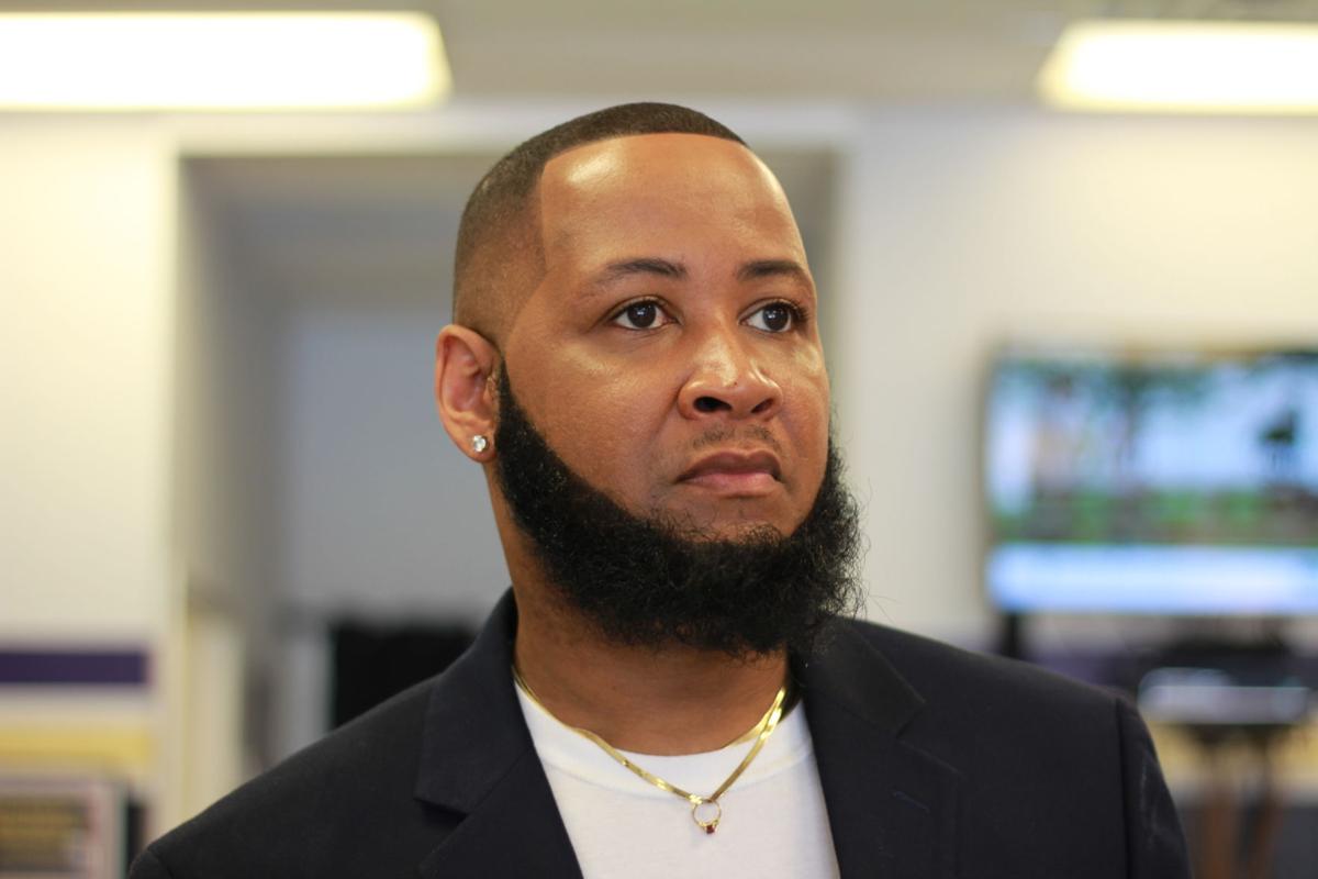 Forest Park Man Steps Up As Nail Salon Owner Features News Daily Com