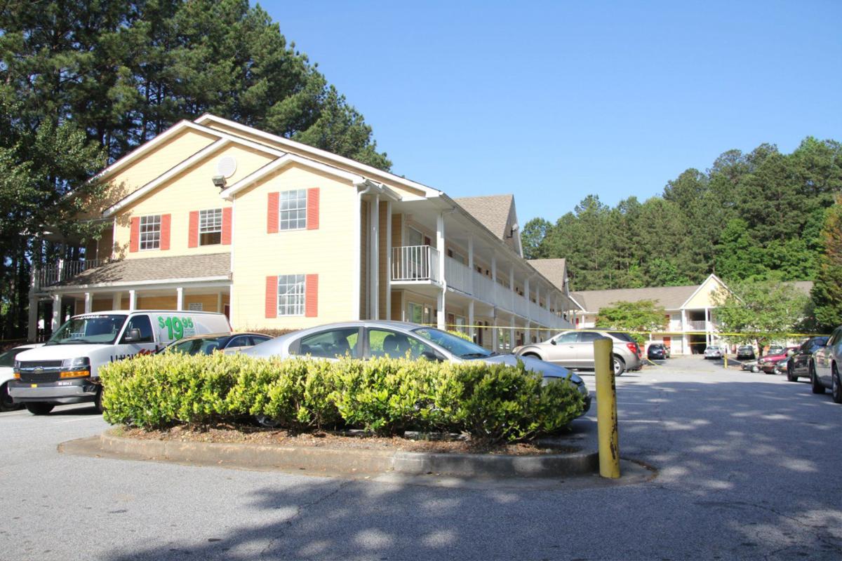 Rifle Fire 2 Wounded In Riverdale Extended Stay Shooting Features News Daily Com