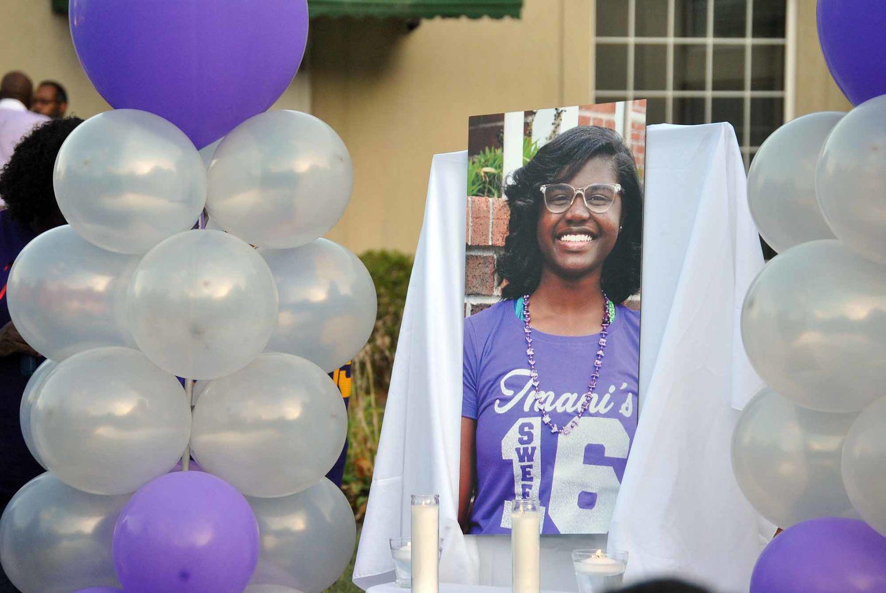 PHOTOS: Candlelight Prayer Vigil held in honor of Clayton County teen Imani  Bell | Multimedia | news-daily.com