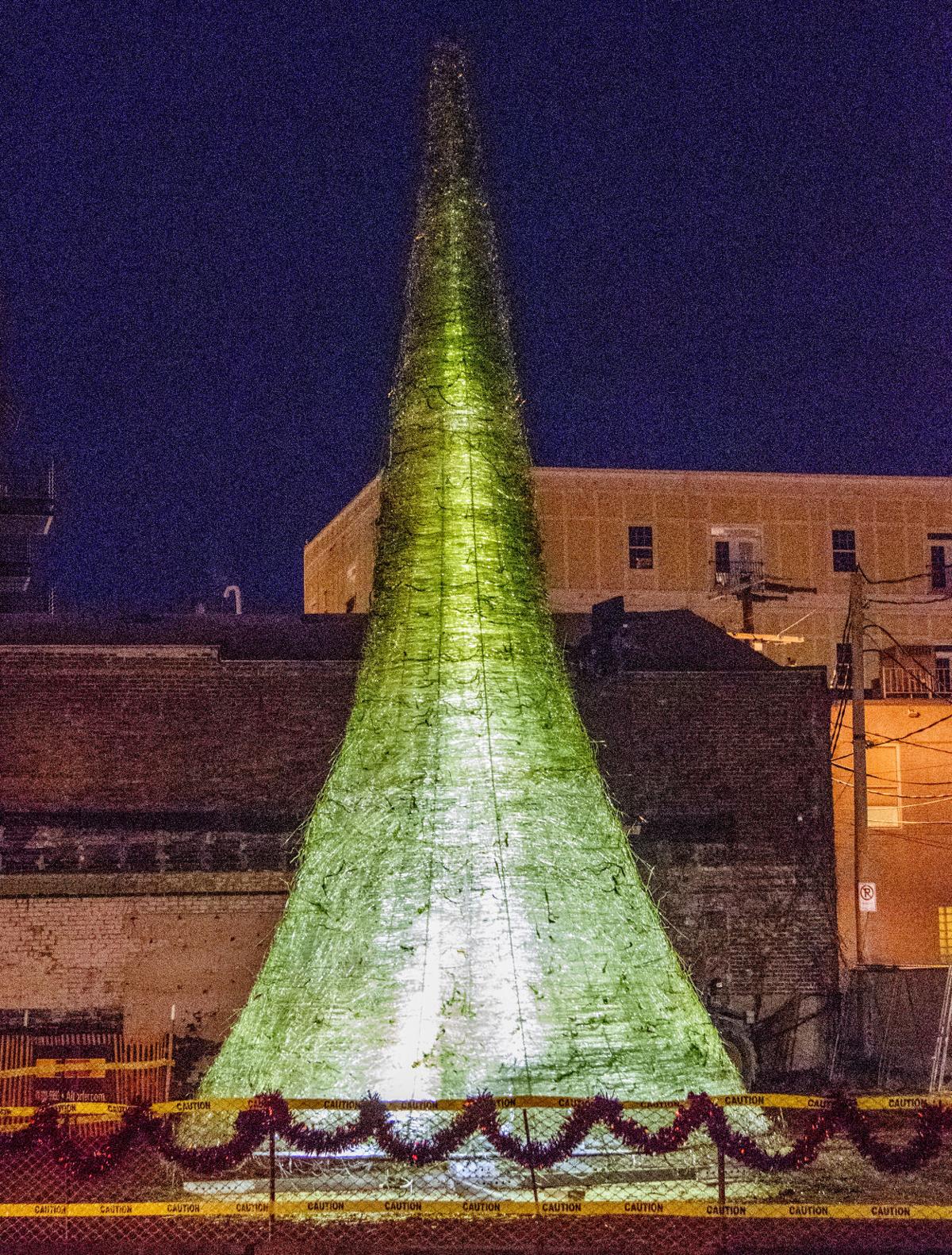 Downtown Champaign Glass Tree Comes To Life Thanks To Recycled Bottles Dedicated Workers Art News Gazette Com