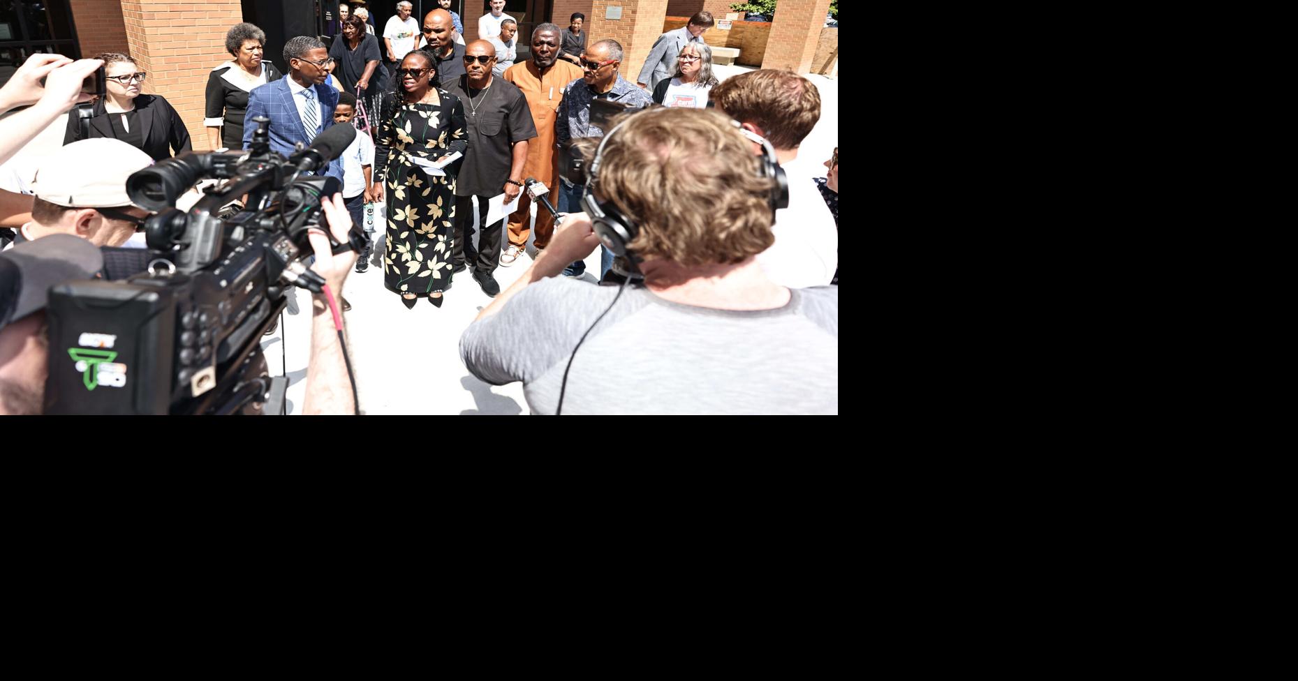 Crowd packs federal courthouse for Ammonses' arraignment