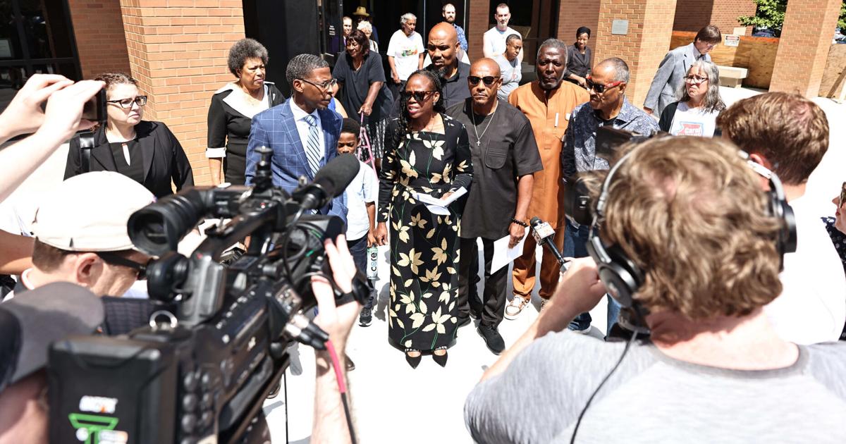 Crowd packs federal courthouse for Ammonses' arraignment