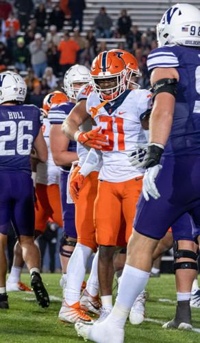 11272022-illinois-football-nw-witherspoon-celebrates-tackle.jpg