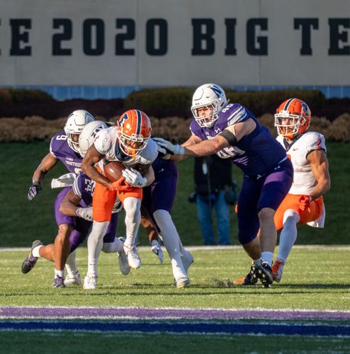 11272022-illinois-football-nw-williams-breaks-free.jpg
