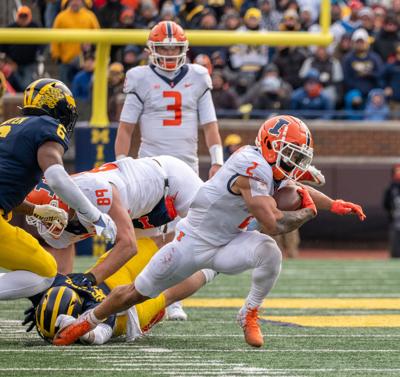11202022-illinois-michigan-football-brown-run-stretch.jpg