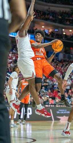03172023-illini-mbb-harris-through-contact.jpg