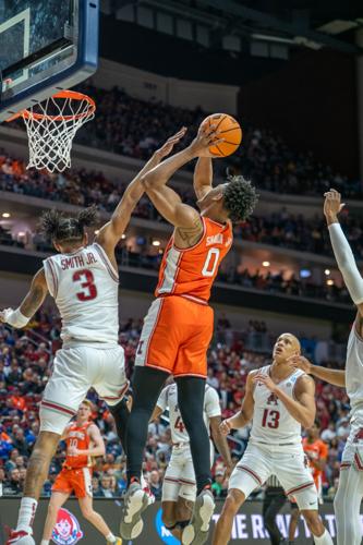 03172023-illini-mbb-shannon-through-contact-2.jpg