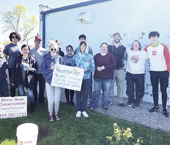 Volunteers paint Hoopeston Swimming Pool Ford County