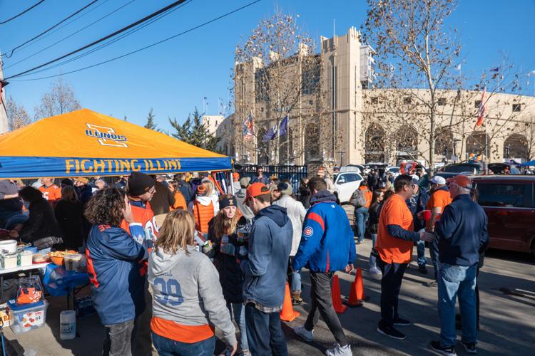 11272022-illinois-football-tailgate-families.jpg