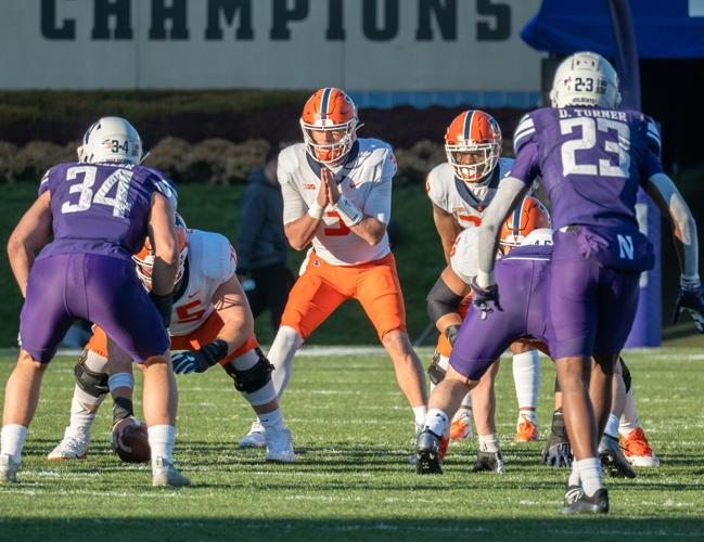 11272022-illinois-football-nw-devito-presnap.jpg
