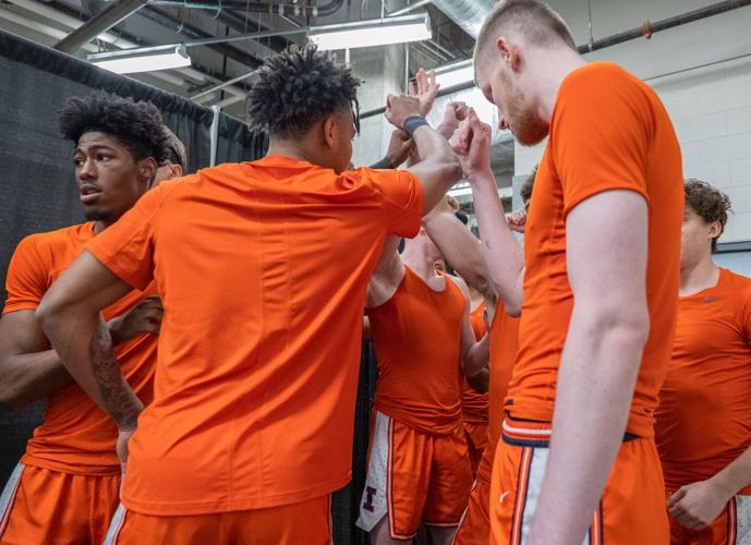 03172023-illini-mbb-illinois-huddle.jpg
