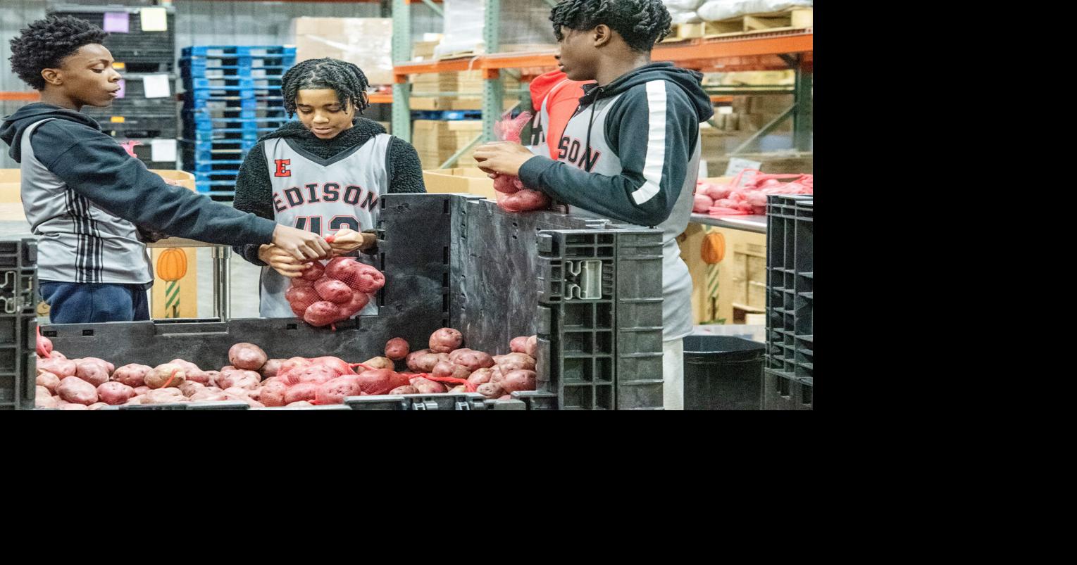 Edison boys&rsquo; basketball team forgoes practice to help Eastern Illinois Foodbank