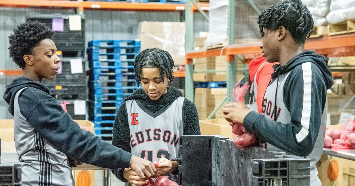 Edison boys’ basketball team forgoes practice to help Eastern Illinois Foodbank Edison boys’ basketball team forgoes practice to help Eastern Illinois Foodbank