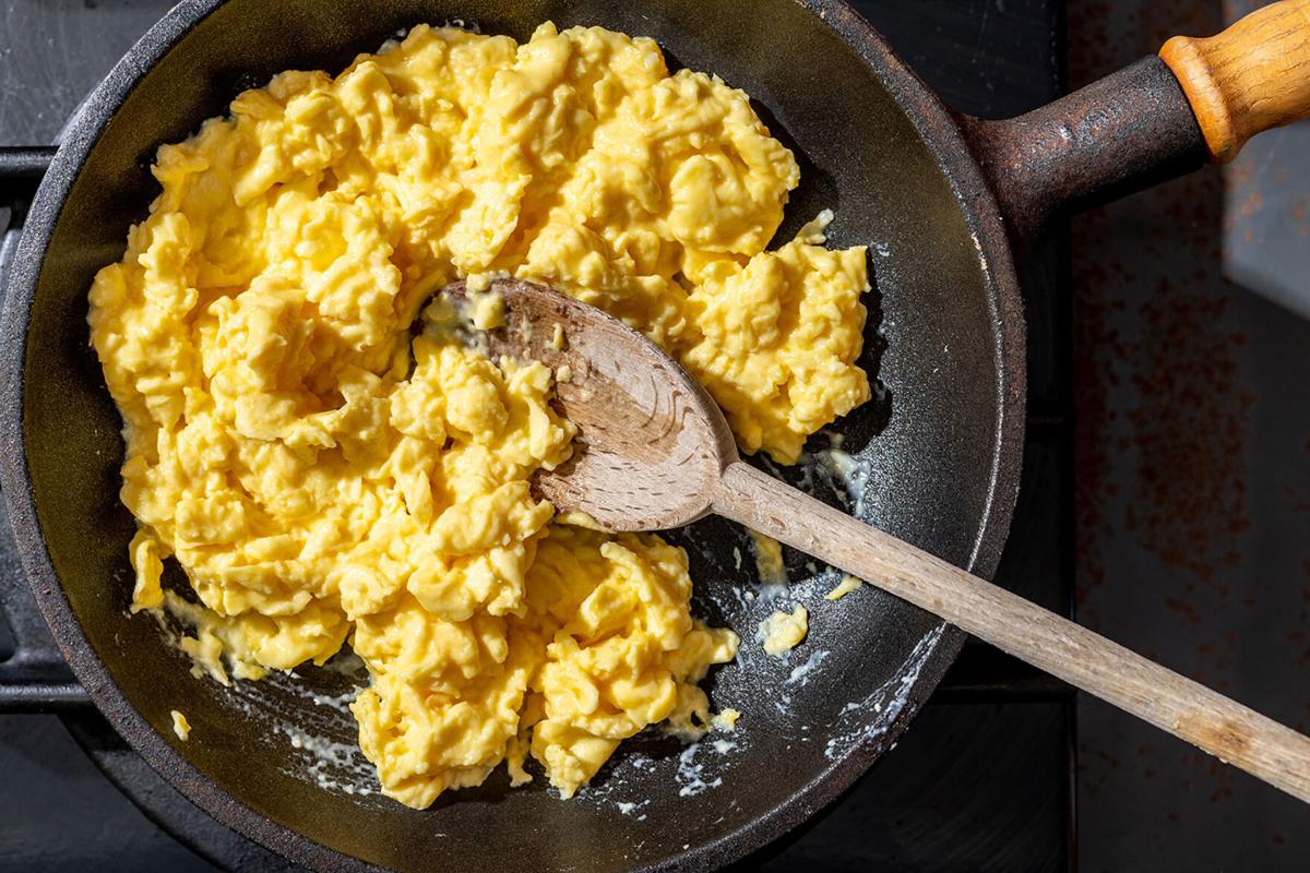 How to Make Scrambled Eggs in Cast Iron