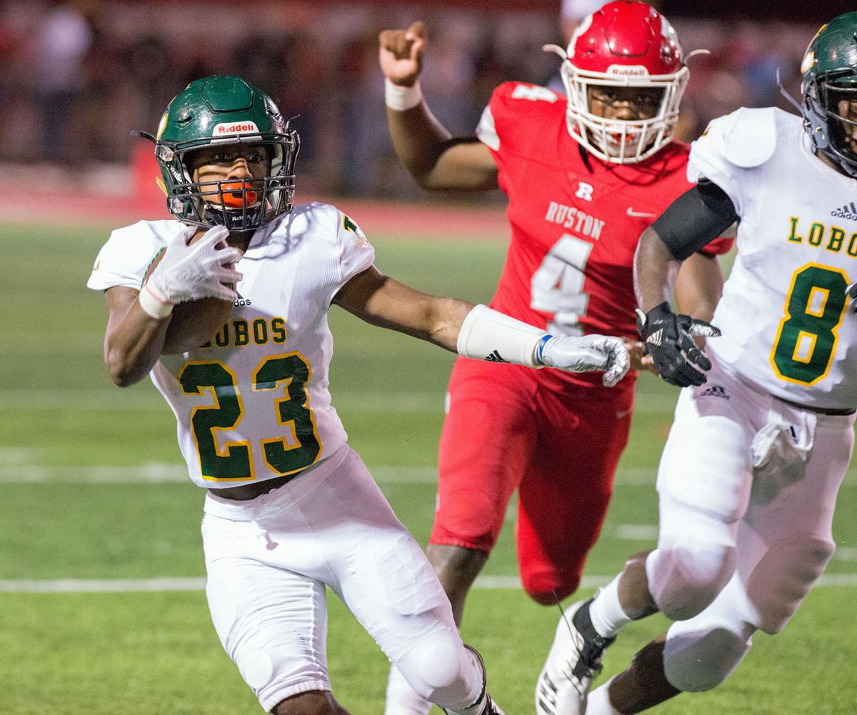 Et Football Lobos Battle Past Ruston 56 28 Etvarsity News