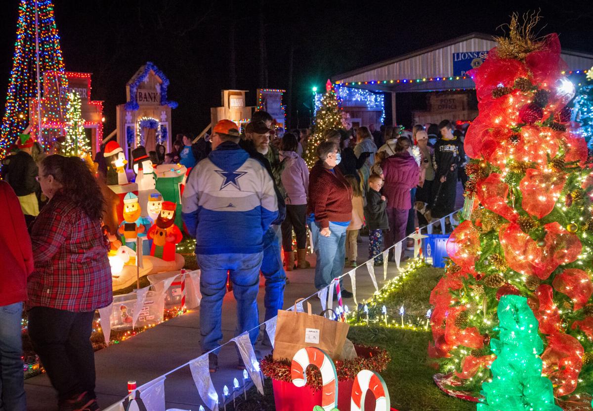 Hallsville gets in holiday spirit with parade, Light Up Park opening