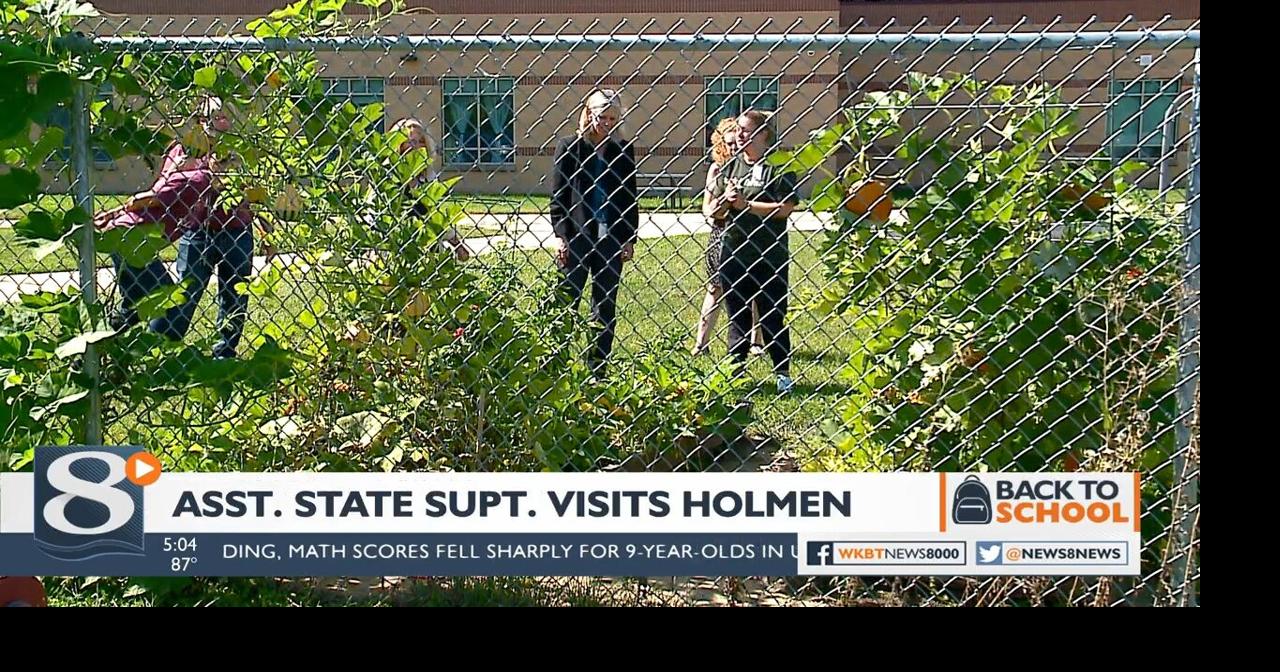 Asst. State Superintendent meets nutrition team at Holmen School