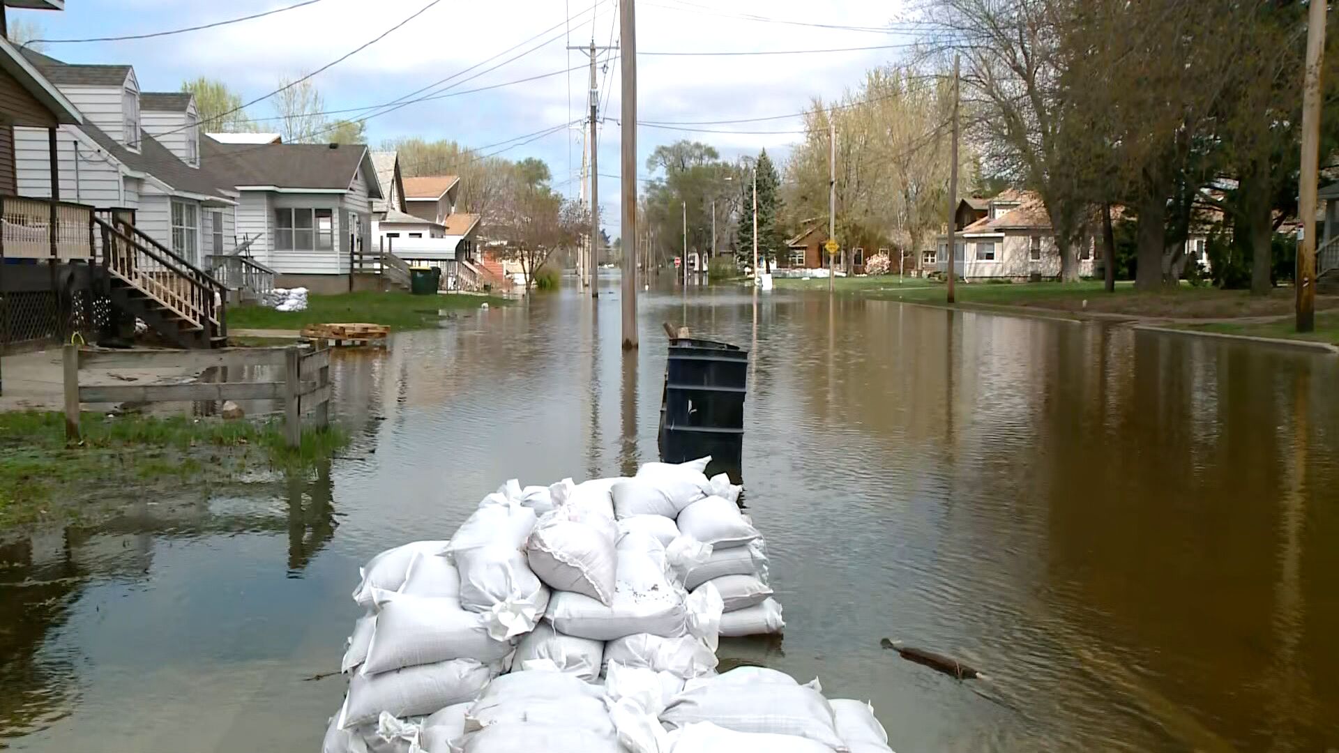 Mississippi River floods neighborhood in Prairie Du Chien