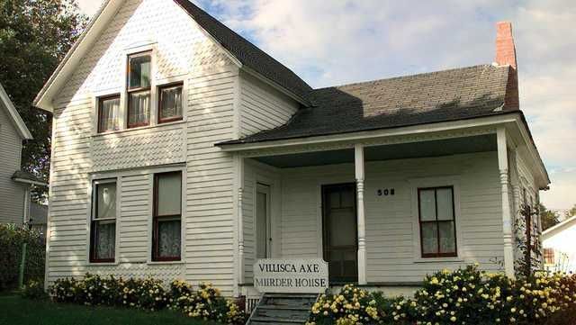Team of ghost hunters investigate infamous Villisca Axe Murder House ...