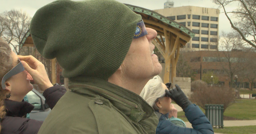 Solar eclipse attracts crowds to Riverside Park in La Crosse - Vimarsana News