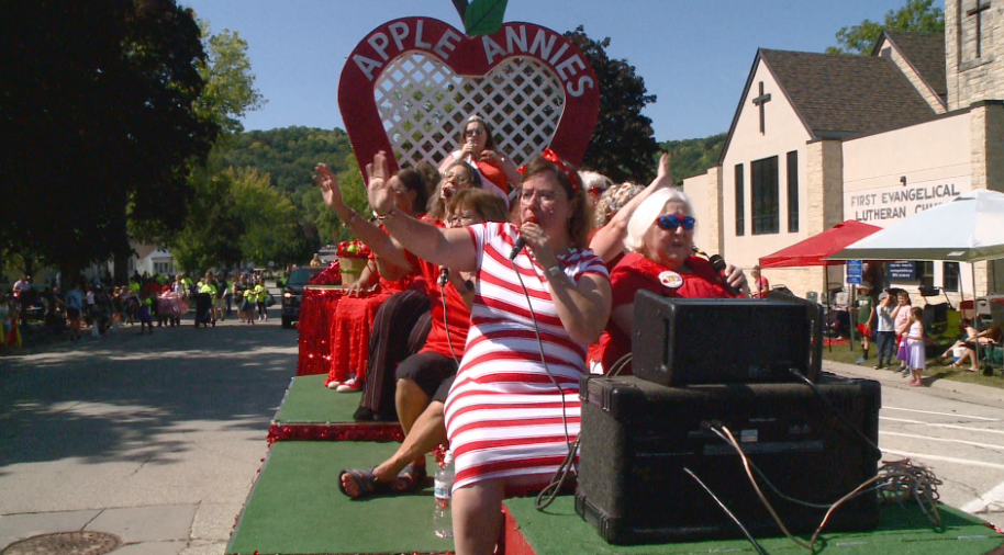 La Crescent's Applefest celebrates last day with King Apple Parade
