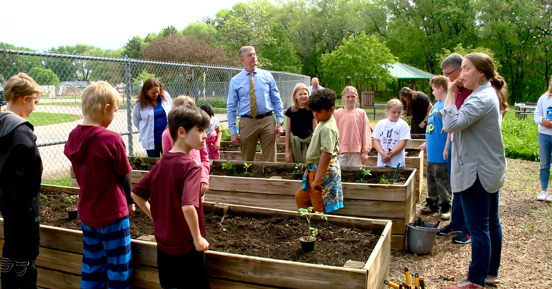 Local leaders celebrate Wisconsin School Garden Day with Summit Elementary students - Vimarsana News