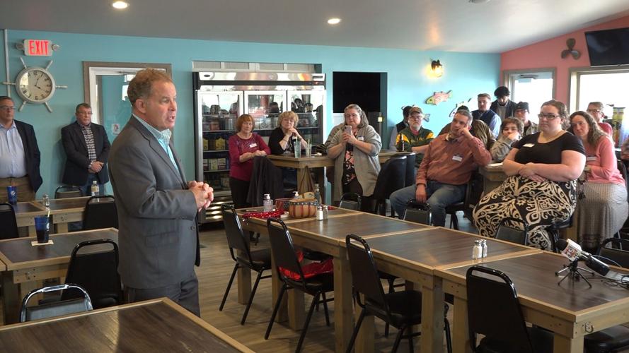 Dan Kelly campaigns at Castaways on French Island