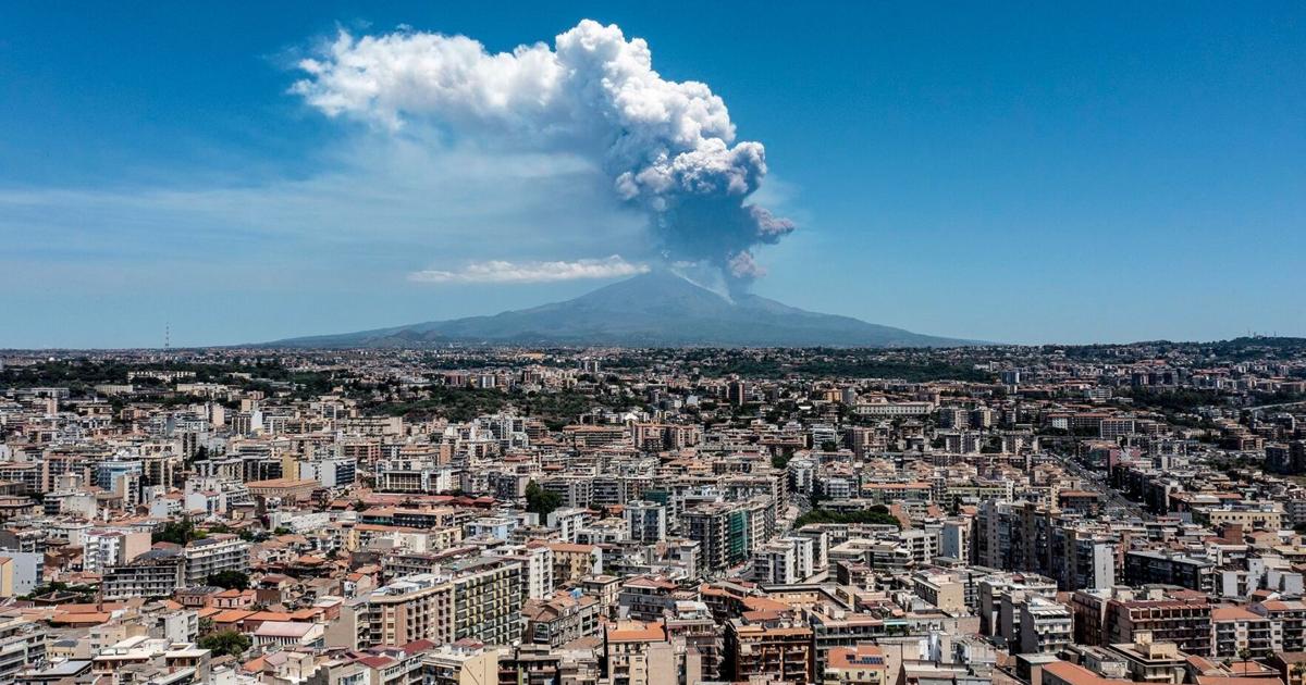 Huge eruption on Italy’s Mt. Etna leaves tourists fleeing volcano