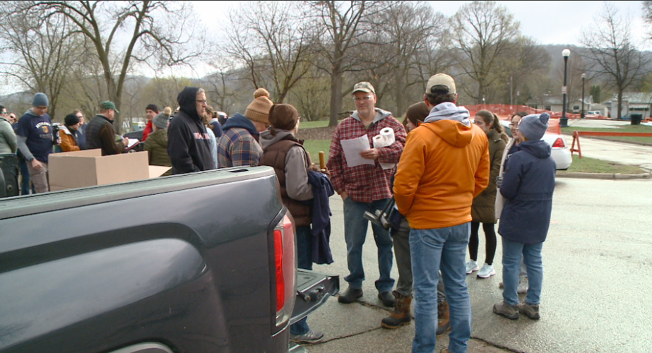 La Crosse residents lend out a helping hand for Neighbors Day