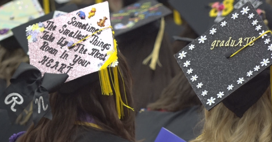 Winona State University vyznamenává absolventy při promoci |  zábava