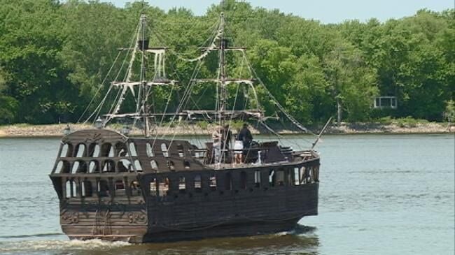 Pirate ship stops in La Crosse, Local News