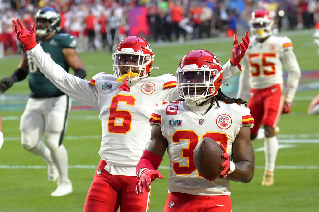 KC Chiefs linebacker Nick Bolton scoop and score touchdown