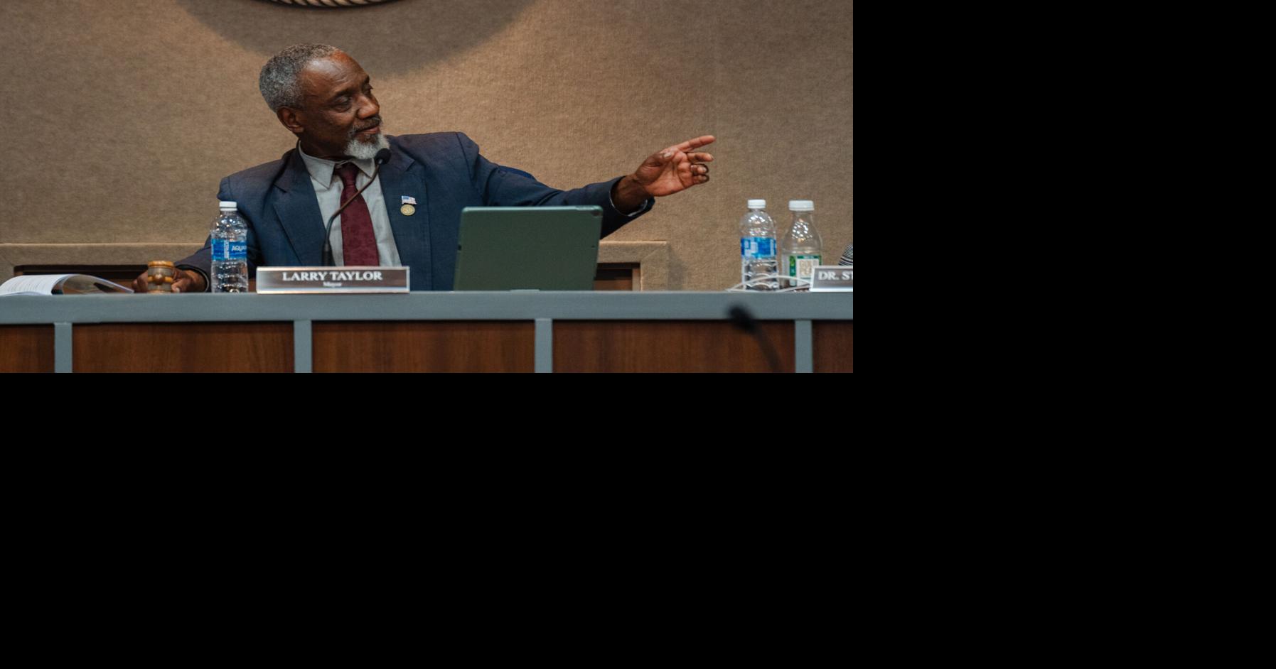 Mayor declares himself ‘a king’ in council debate on staff evaluations