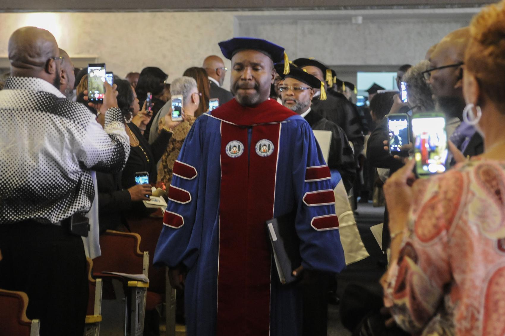 Virginia University of Lynchburg graduates urged to pursue passions