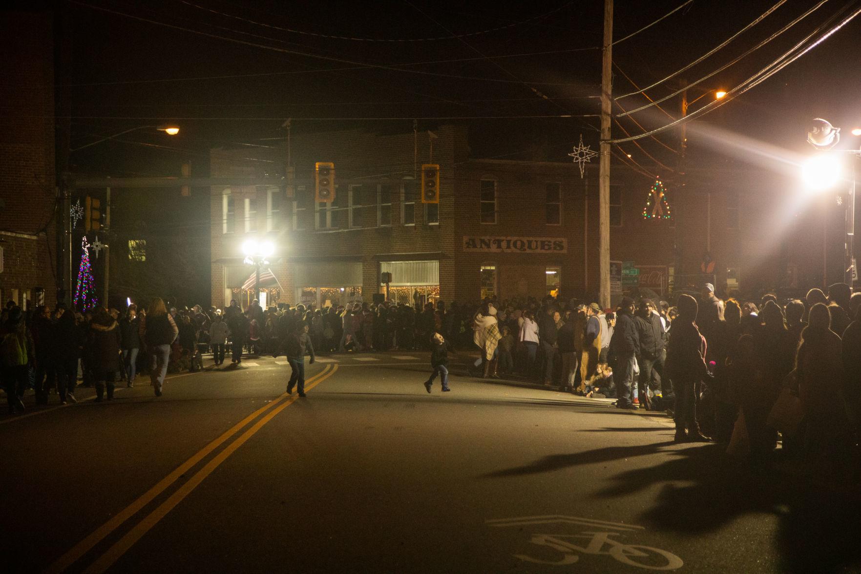 PHOTOS: Christmas spirit fills the streets of Amherst | News | newsadvance.com