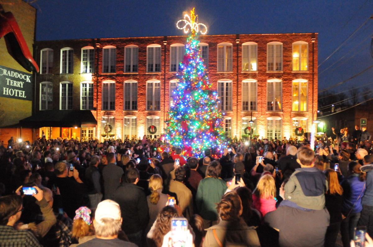Downtown Lynchburg treelighting event draws hundreds to kick off season Local News